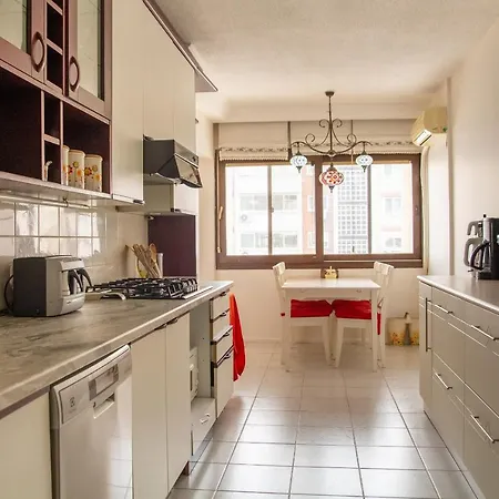 Colorful Flat With Central Location Near Trendy Attractions In Karsiyaka, Izmir Apartment *